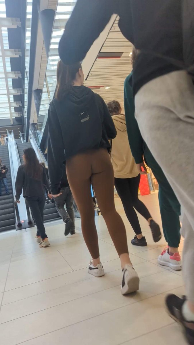 phenomenal jiucy hunger ass in brown leggings [busted].mp4_snapshot_00.52.000.jpg