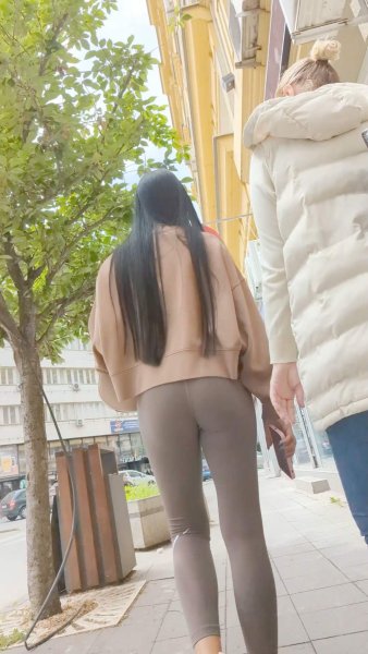 siny sexy tight leggings bubble butt on streets.mp4_snapshot_01.08.955.jpg