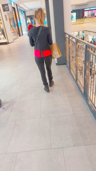 astonishing mommy with bubble butt and fantastic gap + escalator by crystal1977oct.mp4_snapshot_ (3).jpg