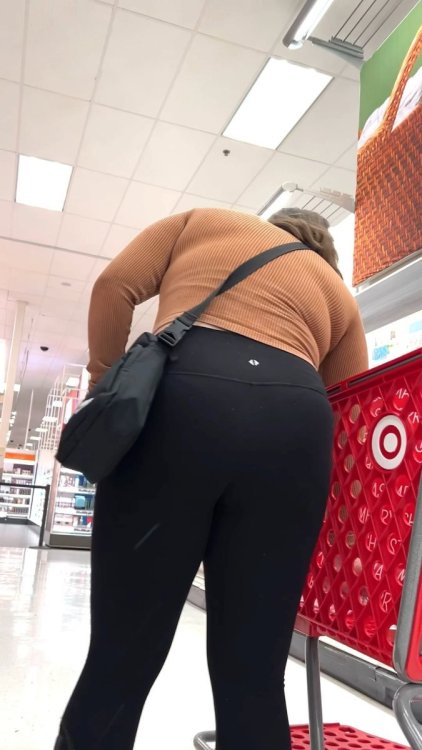 cap_Asian thick booty in yoga pants almost busted_00_02_04_01.jpg
