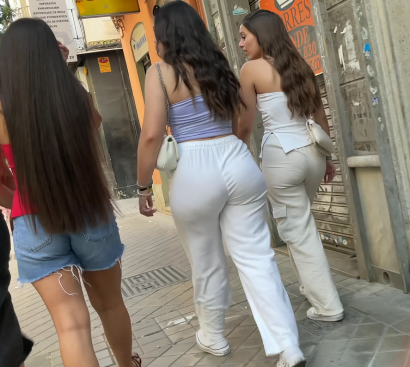 Meaty and bouncing white tight pants_1.png