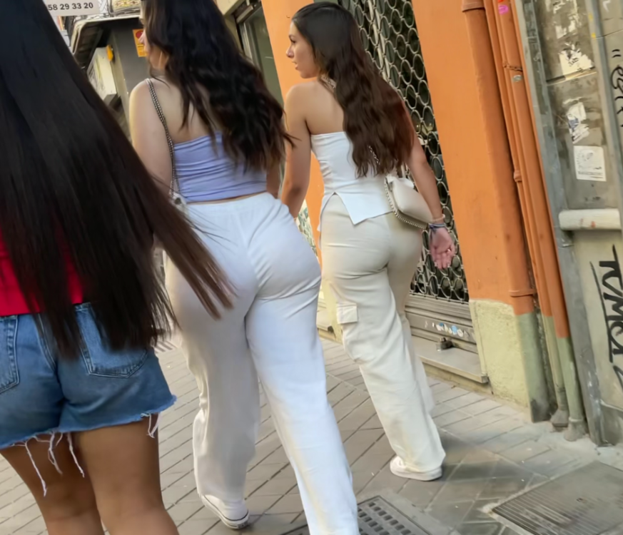 Meaty and bouncing white tight pants_2.png