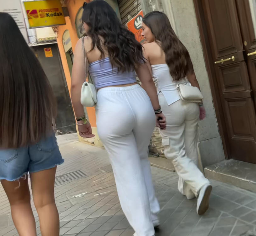 Meaty and bouncing white tight pants_3.png