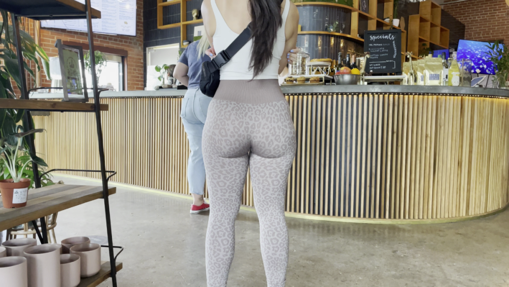 Gorgeous brunette with a mouth-watering plump bubble_1.png