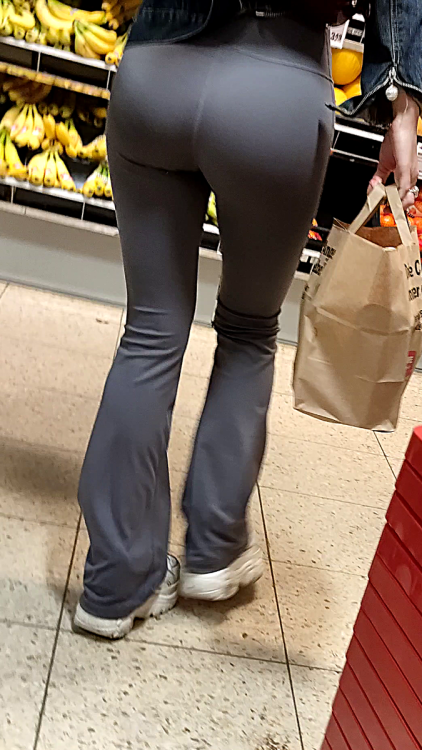 Ass in Leggings shopping hot (5).png