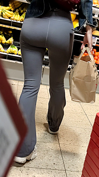 Ass in Leggings shopping hot (6).png